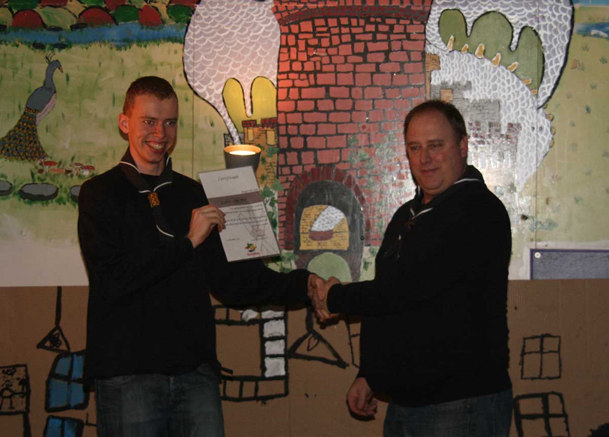 Peter Sanstra ontving een 15-jaar jubileumteken van de Scouting Tono-groep