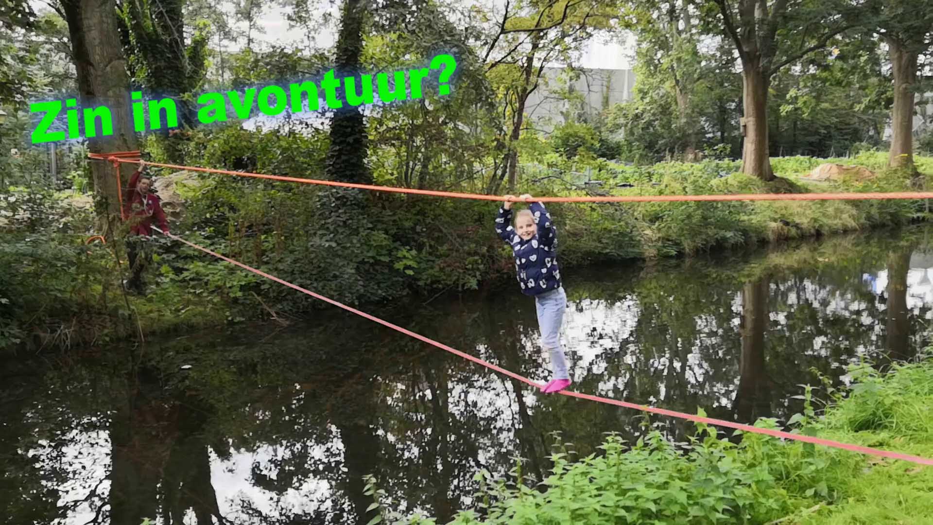 Een apenbrug over het water, een van de uitdagingen bij het Kids Powerrr Event van de Scouting Tono-groep
