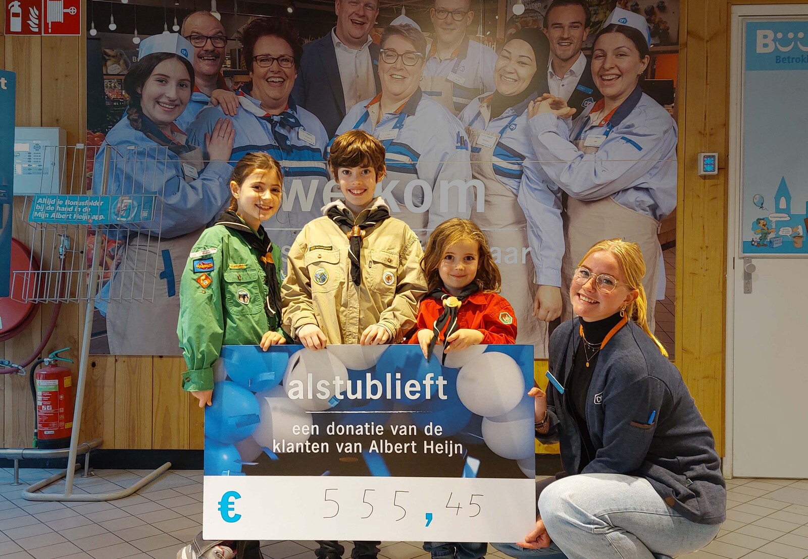 Bever Felix, welp Svea en scout Storm namen de cheque met de opbrengst van de statiegeldactie van AH Hof van Spaland in ontvangst.