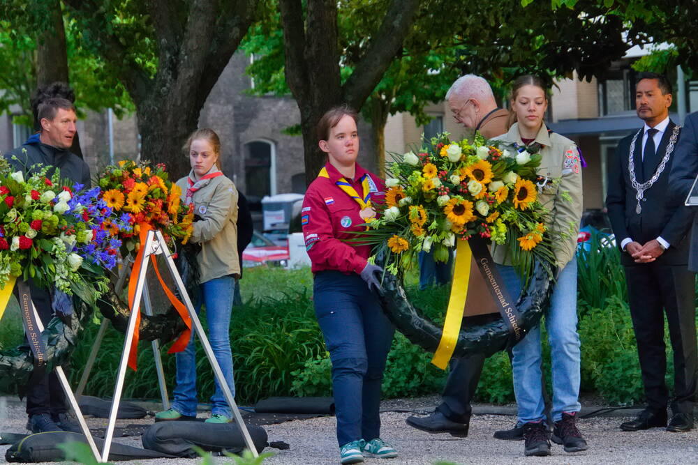 Tijdens de dodenherdenking op 4 mei ondersteunde Scouting Aleida Schiedam de herdenking met een erehaag, vlaggenwacht en het aangeven van bloemstukken en kransen
