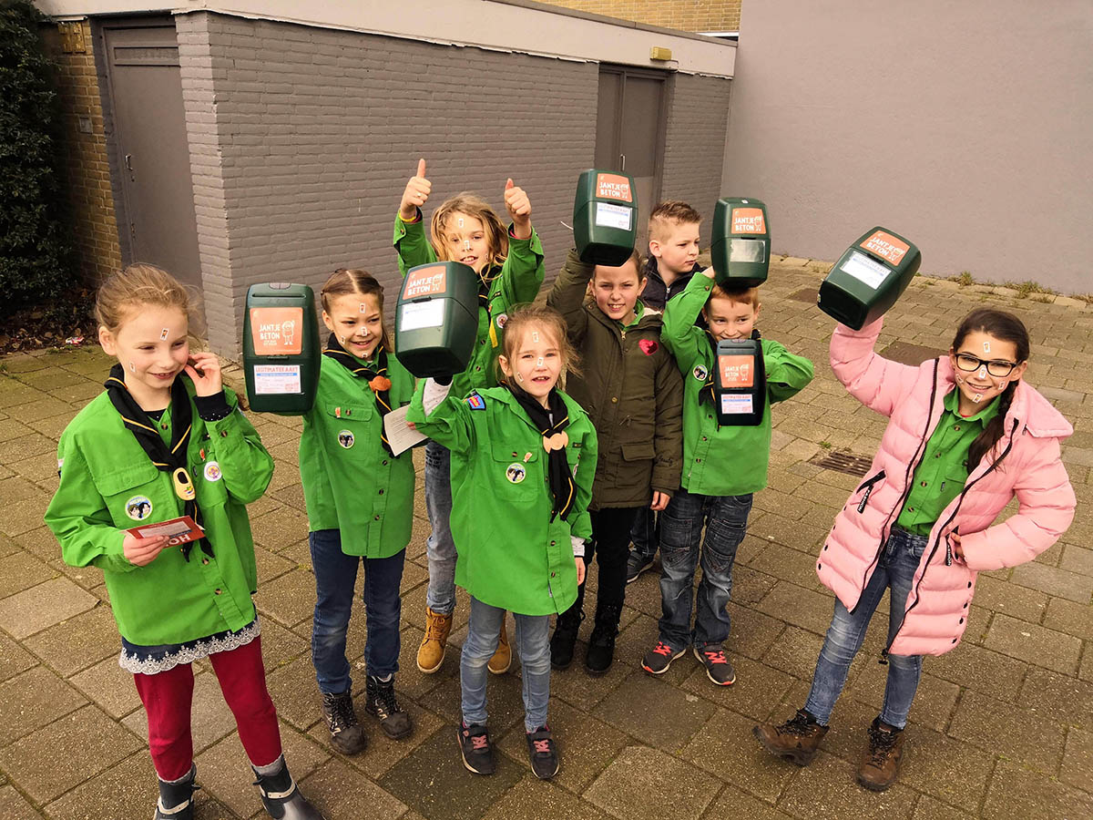 De Scouting Tono-groep collecteert voor Jantje Beton