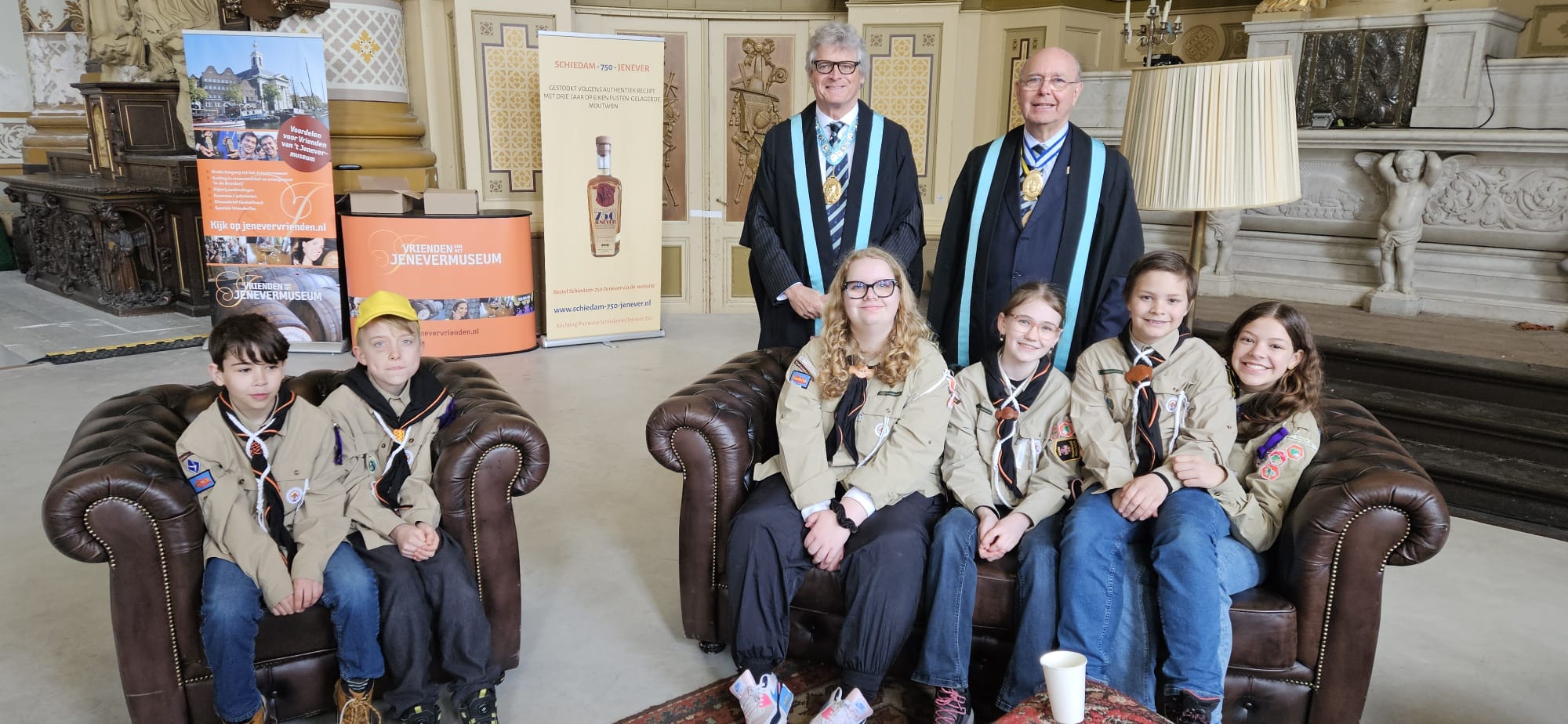 De scouts van Scouting Aleida Schiedam met enkele leden van het gilde