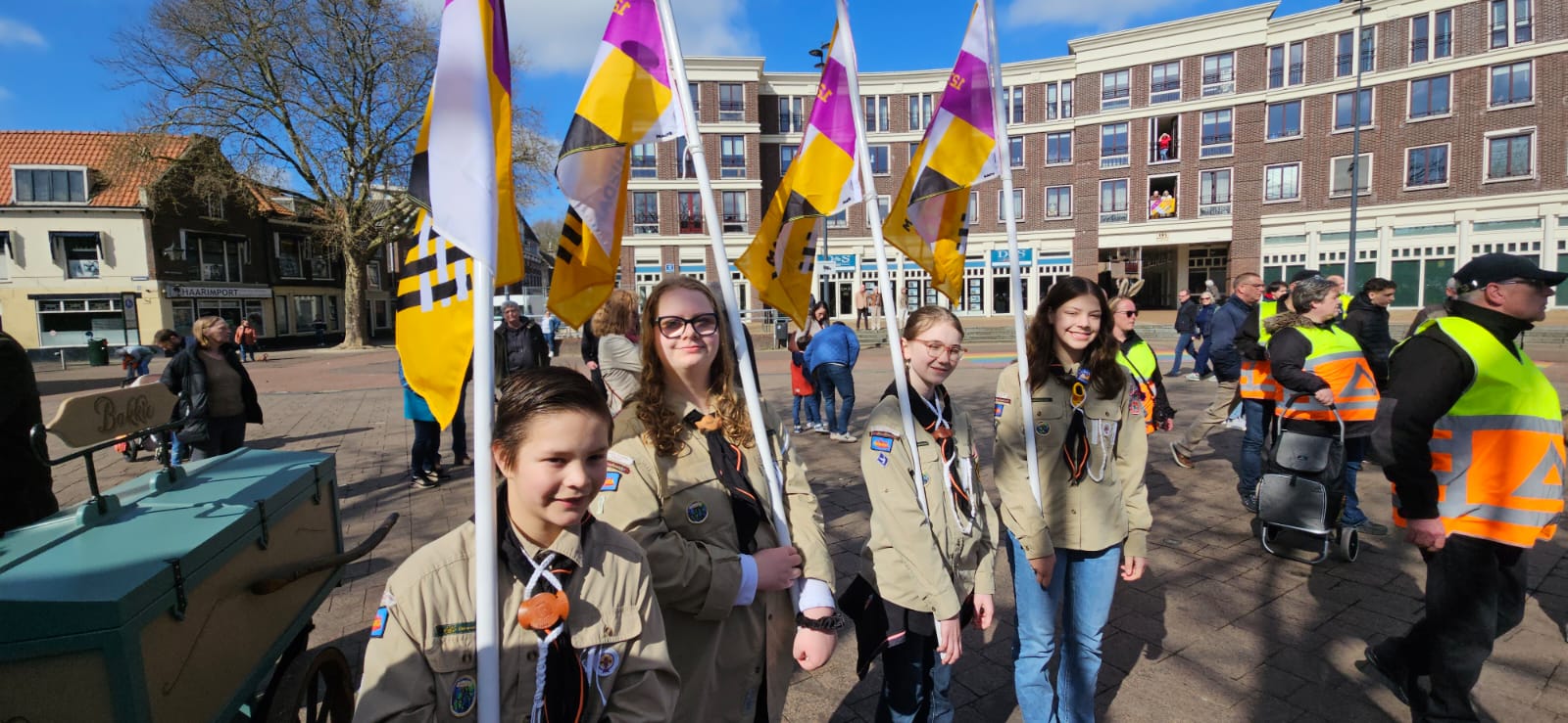 Scouts van Scouting Aleida Schiedam voerden de Schiedam 750-jaar vaandels in de gildeparade ter ere van mascotte Proosje