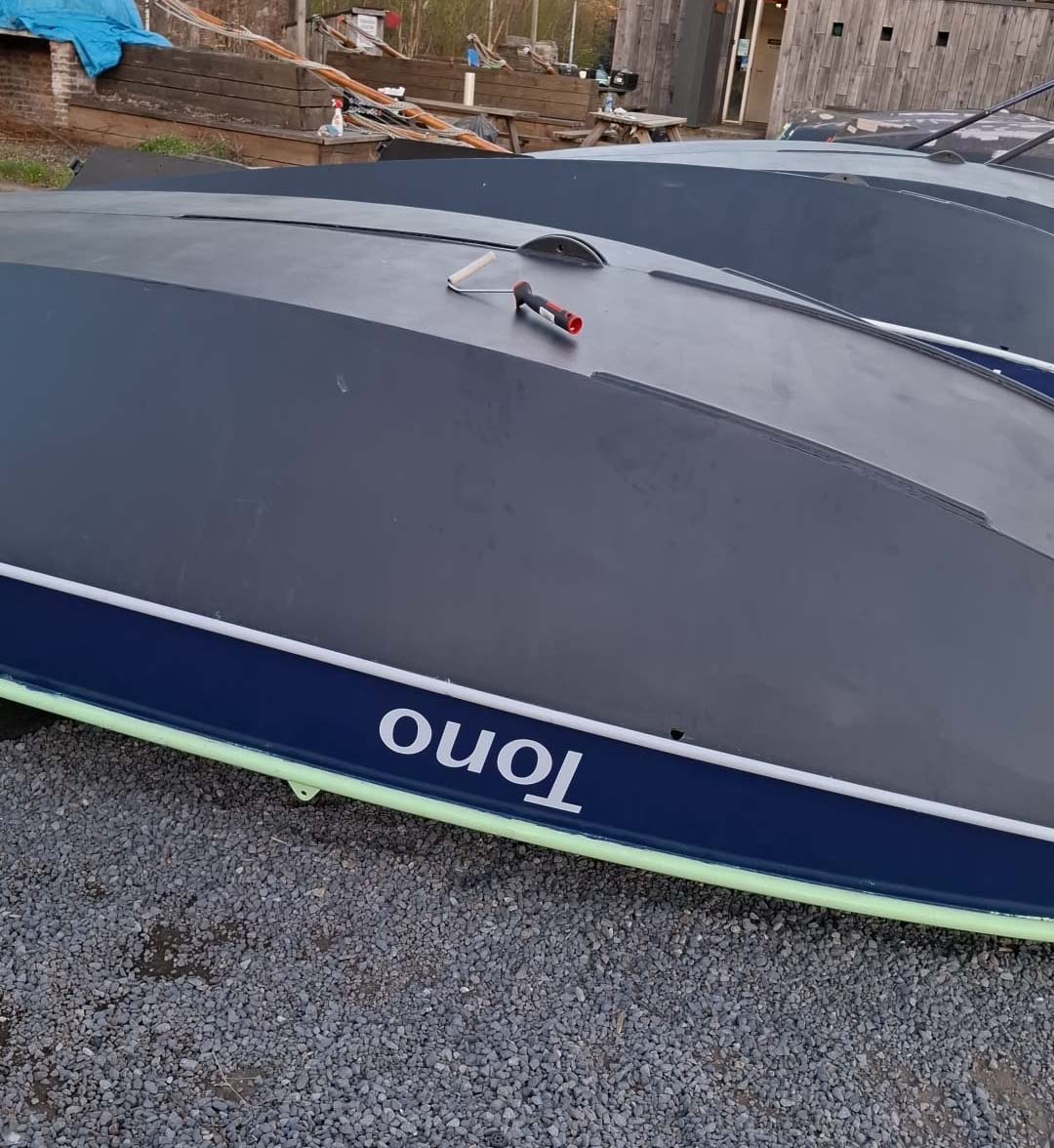 De Wilhelmina Zeeverkenners hebben het vlet met zeilnummer 1918 omgedoopt naar "Tono"