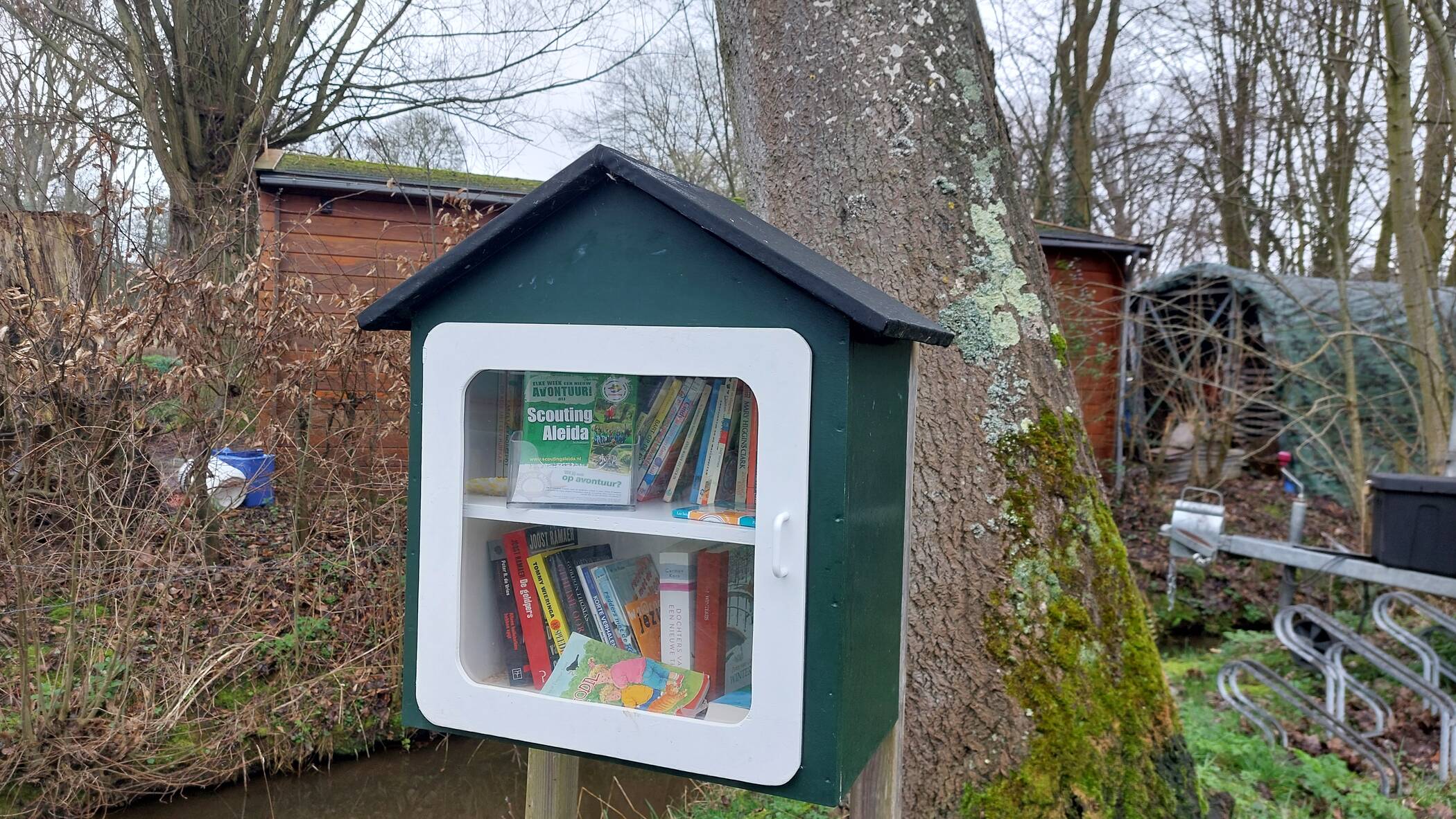 Pak een boek, gratis, lees het, en laat het lekker verder zwerven. In het kinderzwerfboekenstation van Scouting Aleida staan de boeken klaar voor je.