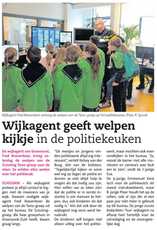 Op pagina 21 van het Nieuwe Stadsblad van 21 maart 2018 zie je de welpen in de 'aansturingskamer', waar de politie-eenheden in het veld worden aangestuurd.