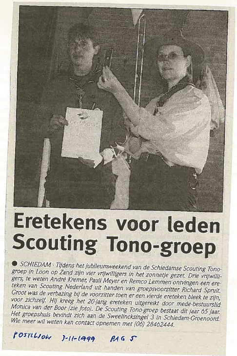 Monica van der Boor toont hier haar 5-jaar jubileümteken.