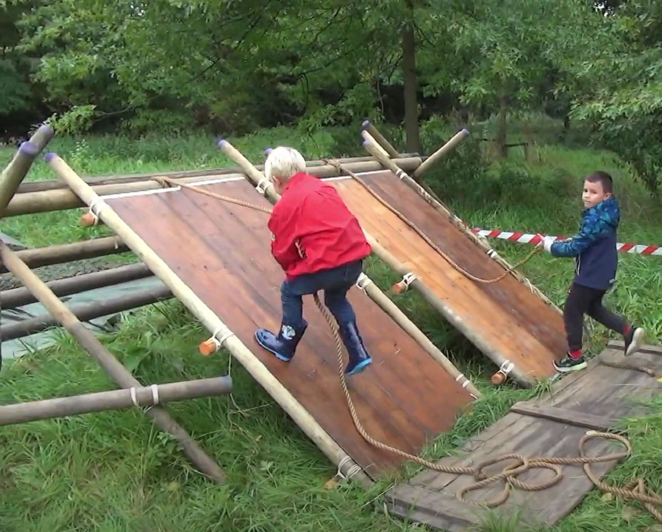 Jan Willem de Boer kwam op bezoek voor de Meidendag bij de bevers van de Scouting Tono-groep. Hij vroeg gelijk wat de plannen zijn nu Boerderij Landvreugd te koop staat